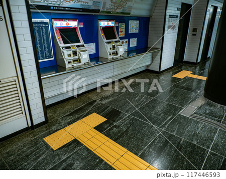 地下歩行空間の点字ブロック設置例 地下歩行空間の点字ブロック設置例 117446593