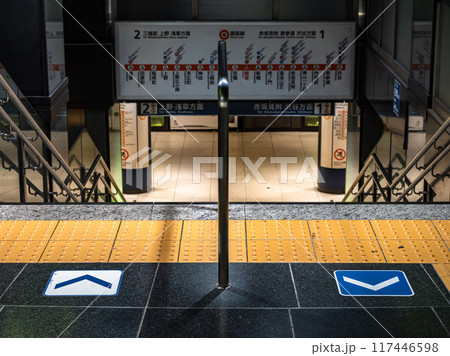 地下歩行空間の点字ブロック設置例 地下歩行空間の点字ブロック設置例 117446598