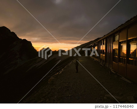 夕日に染まる唐松岳頂上山荘 夕日に染まる唐松岳頂上山荘 117446840
