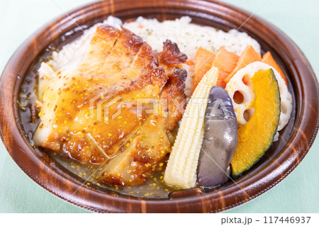 おいしいハニーマスタードチキンと野菜とピラフのプレート弁当 117446937