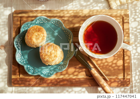 自分時間を楽しむアフタヌーンティーシーン 117447041