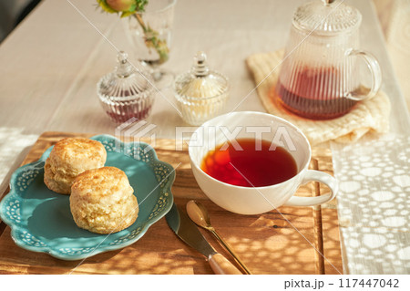 自分時間を楽しむアフタヌーンティーシーン 117447042