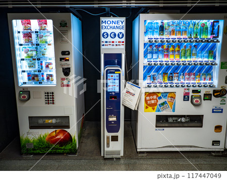 東京都市風景　都心の地下連絡通路に設置された外貨自動両替機 117447049