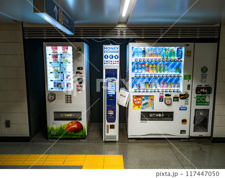 東京都市風景　都心の地下連絡通路に設置された外貨自動両替機 117447050