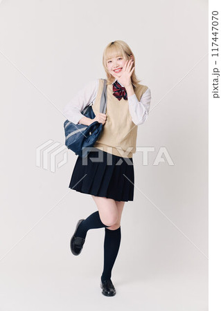 金髪の女子高生 金髪の女子高生 117447070