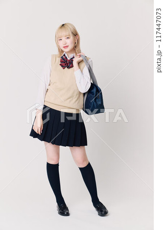 金髪の女子高生 117447073