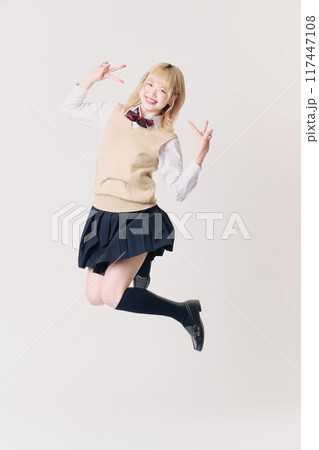 金髪の女子高生 117447108