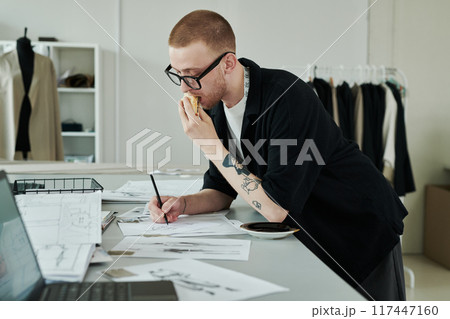 Eating sandwich and drawing sketch 117447160