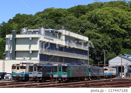 徳島駅／徳島運転所に留置中の1000形・キハ40系（徳島県徳島市） 117447188