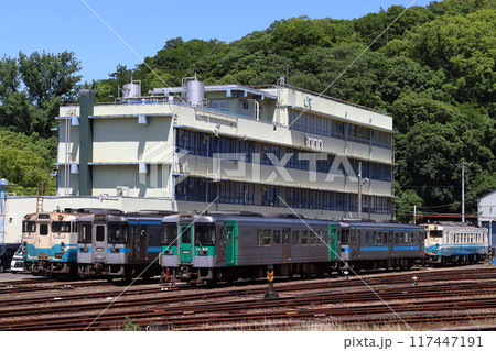 徳島駅/徳島運転所に留置中の1000形・キハ40系(徳島県徳島市) 徳島駅/徳島運転所に留置中の1000形・キハ40系(徳島県徳島市) 117447191
