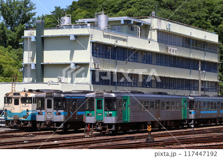 徳島駅/徳島運転所に留置中の1000形・キハ40系(徳島県徳島市) 徳島駅/徳島運転所に留置中の1000形・キハ40系(徳島県徳島市) 117447192