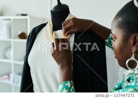 Pinning collar to dress before stitching 117447271