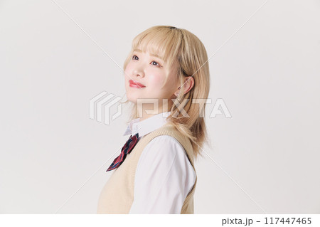 金髪の女子高生 117447465