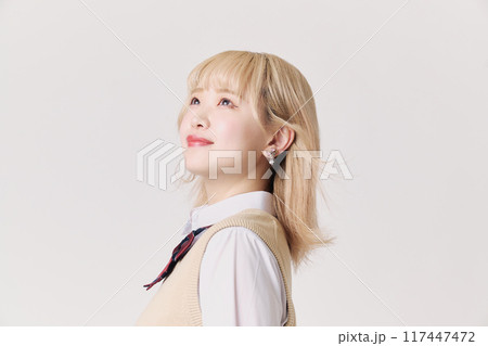 金髪の女子高生 117447472