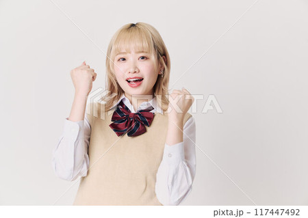 金髪の女子高生 117447492