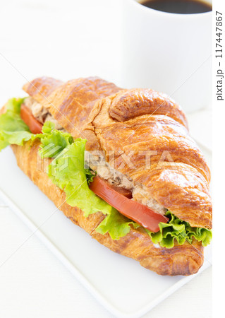 おいしいクロワッサンツナサンドとコーヒーのモーニング おいしいクロワッサンツナサンドとコーヒーのモーニング 117447867