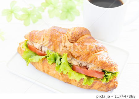 おいしいクロワッサンツナサンドとコーヒーのモーニング 117447868