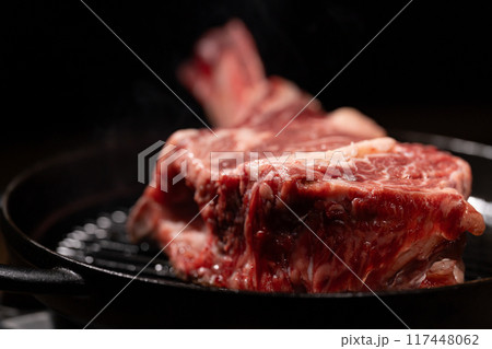 グリルパン　骨付き肉 117448062