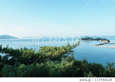 小豆島の富丘八幡神社からの眺め(エンジェルロード方面) 小豆島の富丘八幡神社からの眺め(エンジェルロード方面) 117448126