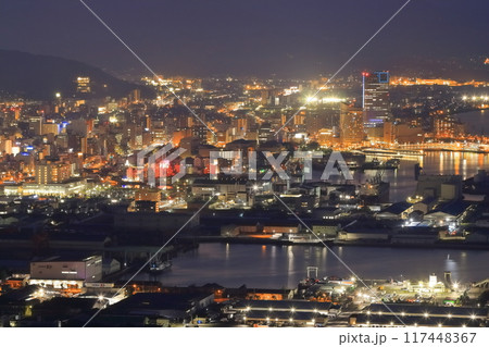 【香川県】夕暮れ時の屋島(やしまーる展望台)から見たサンポート高松と高松市街地 【香川県】夕暮れ時の屋島(やしまーる展望台)から見たサンポート高松と高松市街地 117448367