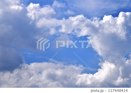 日本の横浜都市景観 終戦の日。横浜から東京方面上空に広がる積乱雲…あの日の空は…＝8月15日 117448414