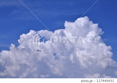 日本の横浜都市景観 終戦の日。横浜から都心上空に広がる積乱雲…あの日の空は…=8月15日 日本の横浜都市景観 終戦の日。横浜から都心上空に広がる積乱雲…あの日の空は…=8月15日 117448431