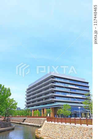 岐阜県大垣市、大垣市役所と水門川の風景 岐阜県大垣市、大垣市役所と水門川の風景 117448465