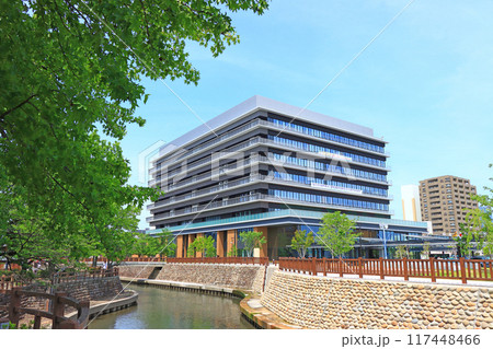 岐阜県大垣市、大垣市役所と水門川の風景 岐阜県大垣市、大垣市役所と水門川の風景 117448466