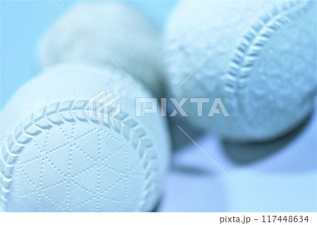 青い背景に置いた野球ボール 青い背景に置いた野球ボール 117448634
