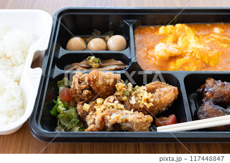 おいしいエビチリと油淋鶏の中華弁当 117448847