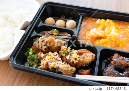 おいしいエビチリと油淋鶏の中華弁当 117448848