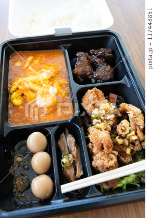 おいしいエビチリと油淋鶏の中華弁当 117448851