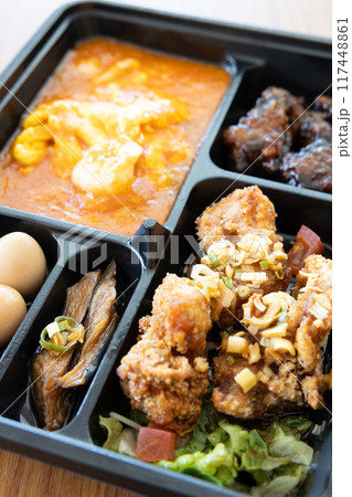 おいしいエビチリと油淋鶏の中華弁当 おいしいエビチリと油淋鶏の中華弁当 117448861