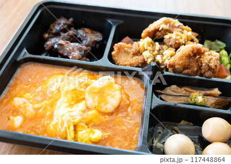 おいしいエビチリと油淋鶏の中華弁当 おいしいエビチリと油淋鶏の中華弁当 117448864