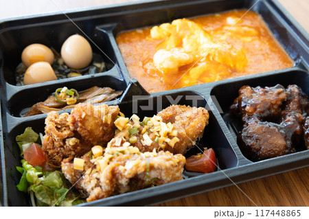 おいしいエビチリと油淋鶏の中華弁当 おいしいエビチリと油淋鶏の中華弁当 117448865