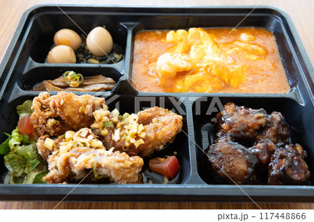 おいしいエビチリと油淋鶏の中華弁当 117448866