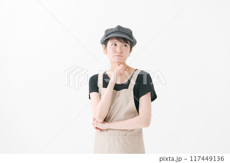 考える表情をする飲食店スタッフ 117449136