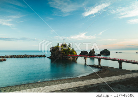 【弁天岩】朝を迎えた能生海水浴場【糸魚川市】 117449506