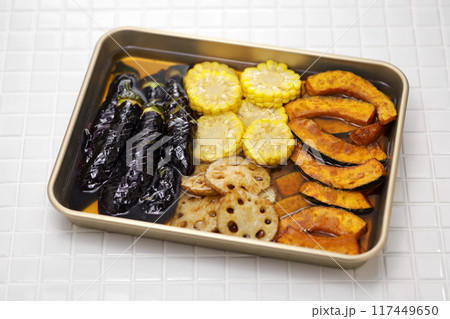 夏にぴったりの冷たい前菜。 野菜をさっと茹でたり揚げたりして、だし汁に浸したもの。 117449650