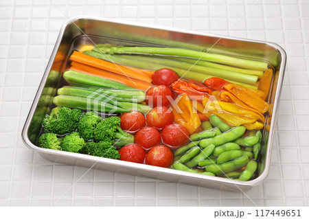 夏にぴったりの冷たい前菜。 野菜をさっと茹でたり揚げたりして、だし汁に浸したもの。 117449651