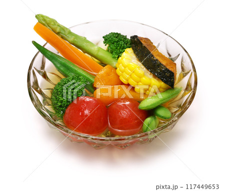 夏にぴったりの冷たい前菜。 野菜をさっと茹でたり揚げたりして、だし汁に浸したもの。 夏にぴったりの冷たい前菜。 野菜をさっと茹でたり揚げたりして、だし汁に浸したもの。 117449653
