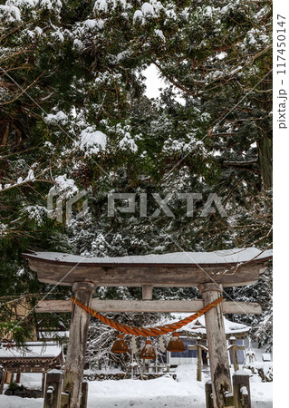 雪に覆われた冬の世界文化遺産　白川村（白川郷）　岐阜県 117450147