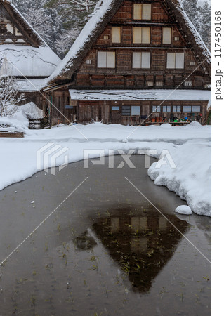 雪に覆われた冬の世界文化遺産　白川村（白川郷）　岐阜県 117450168