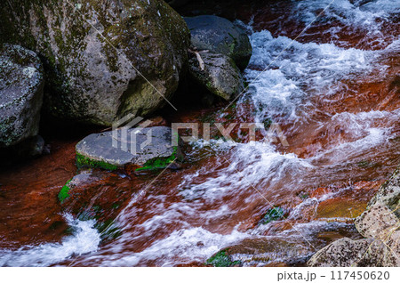 赤い岩の上を流れる水 赤い岩の上を流れる水 117450620