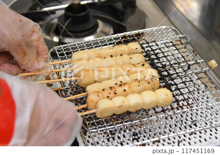 調理中の串に刺した焼き団子 調理中の串に刺した焼き団子 117451169