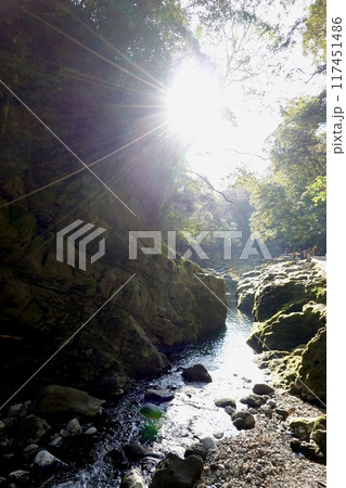 高千穂　天安河原（あまやすかわら）の岩戸川に陽が差し込む神秘的な風景　宮崎県西臼杵郡高千穂町 117451486