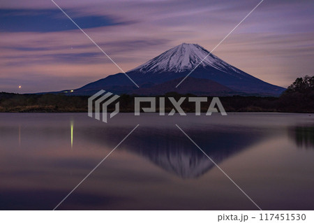 (山梨県)精進湖から望む、一番星と富士山 (山梨県)精進湖から望む、一番星と富士山 117451530