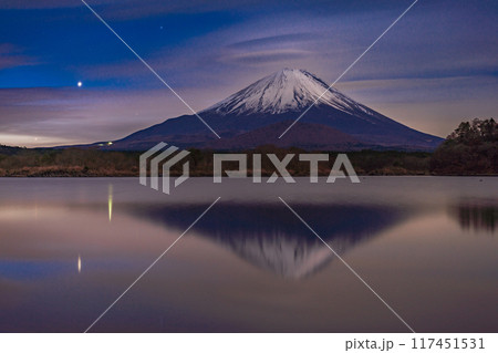（山梨県）精進湖から望む、一番星と富士山 117451531