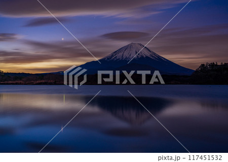 （山梨県）精進湖から望む、一番星と富士山 117451532