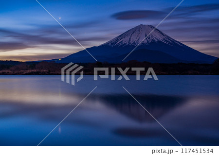 (山梨県)精進湖から望む、一番星と富士山 (山梨県)精進湖から望む、一番星と富士山 117451534